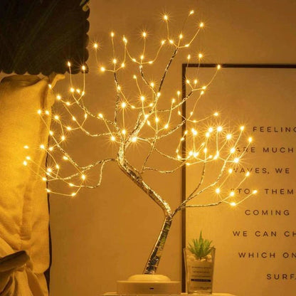 Arbre de vie lumineux Foyanna dans un salon, lumière tamisée