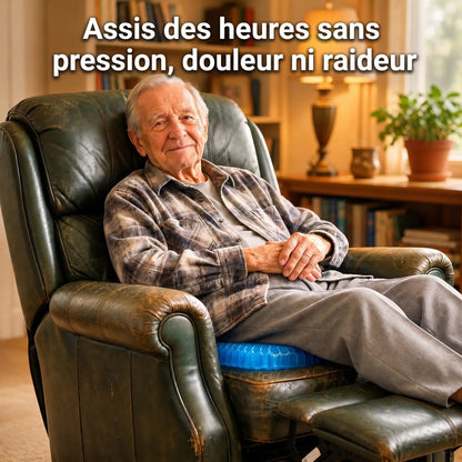 Homme âgé assis sur le coussin MediGel dans son fauteuil inclinable
