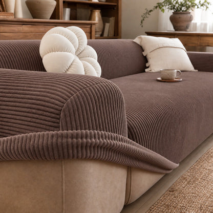 Housse de sofa côtelée Foyanna couleur café sur un sofa