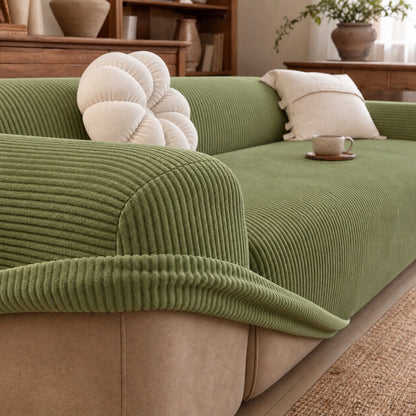 Housse de sofa côtelée Foyanna couleur vert sur un sofa