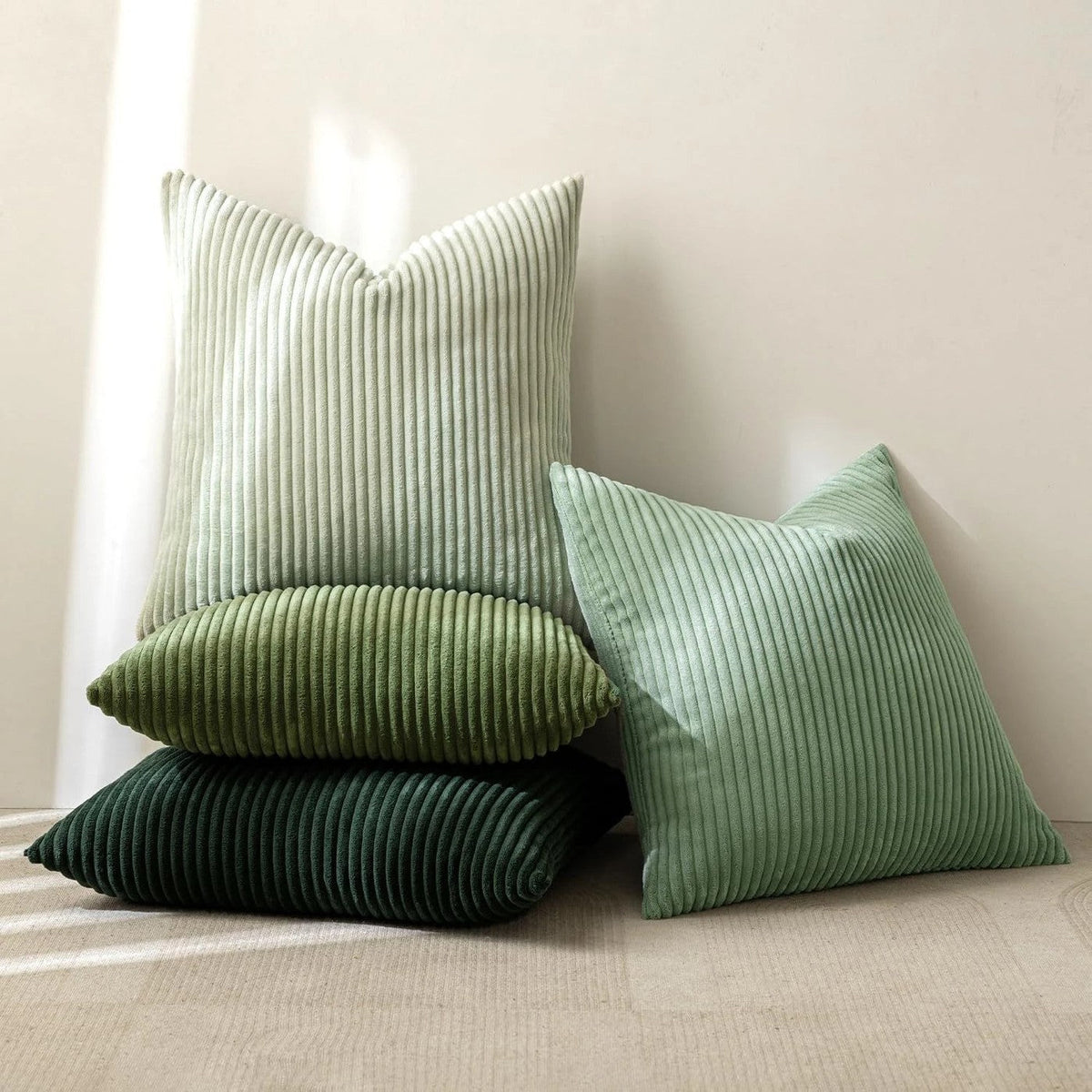 Housses de coussin côtelées empilées