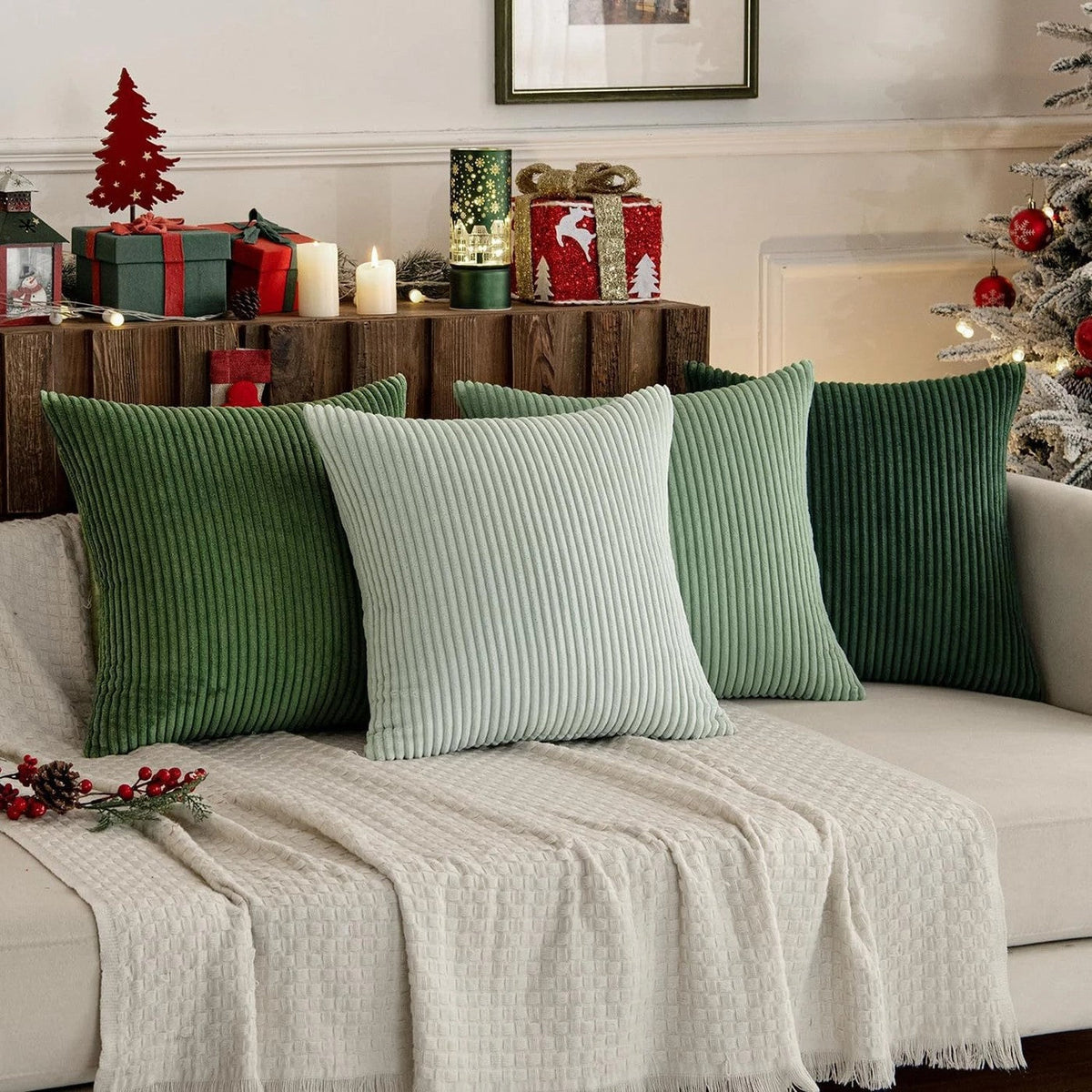Coussins côtelés dans un salon décoré pour les fêtes