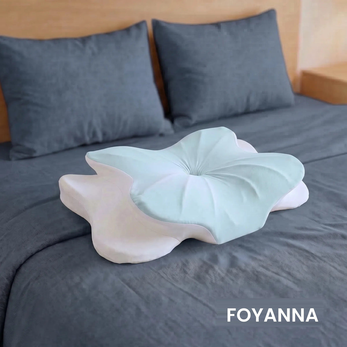 Oreiller papillon Foyanna sur un lit
