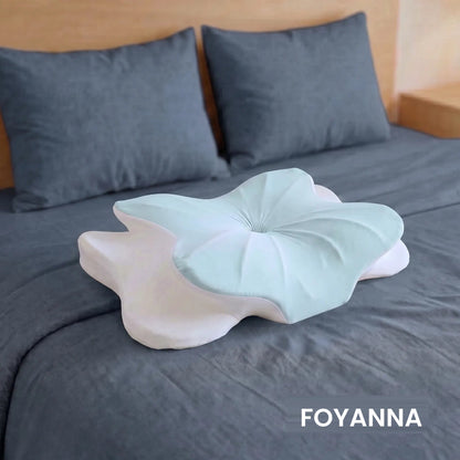 Oreiller papillon Foyanna sur un lit