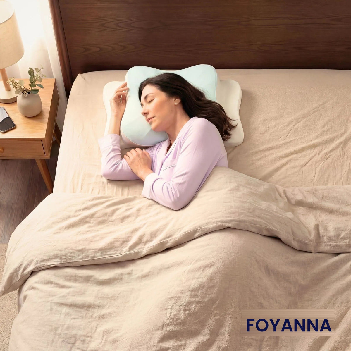 Femme qui dort sur l'oreiller papillon Foyanna