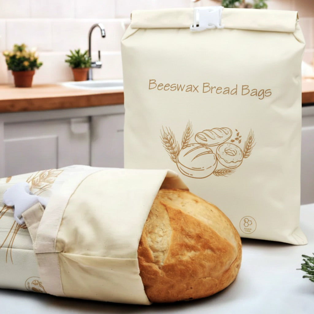 Sacs à pain Foyanna sur le comptoir de la cuisine avec une miche de pain