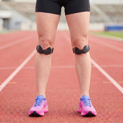 Deux sangles rotuliennes portées sur une piste d'athlétisme