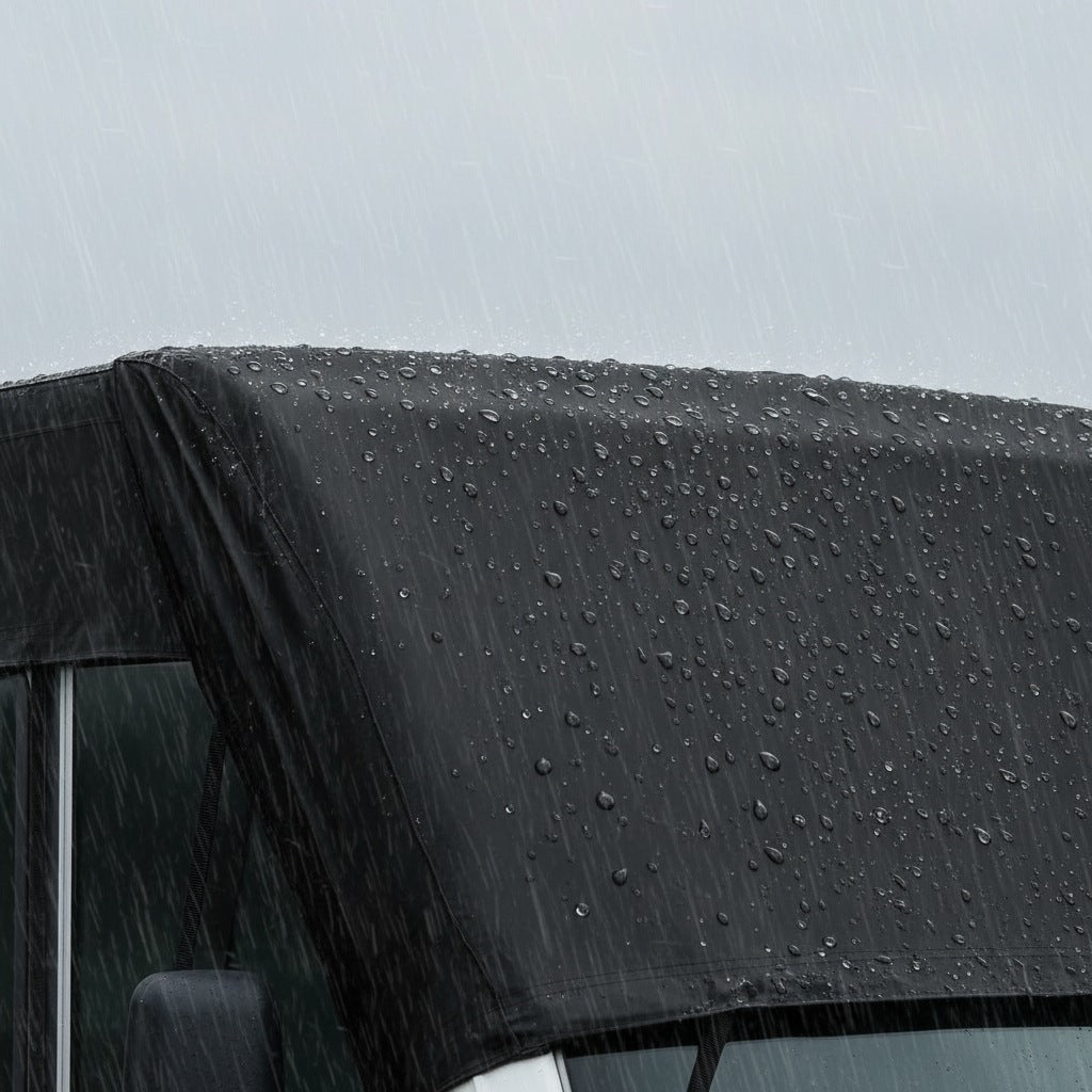 La pluie perle et ruisselle sur le tissu de la toile de toit